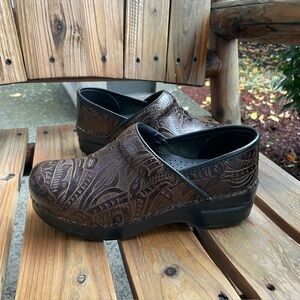 Dansko Professional Brown Tooled Leather Clog Size 37